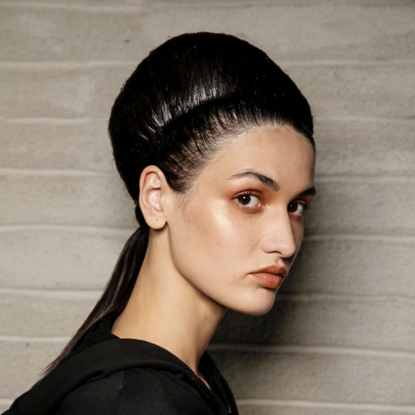Glamour-Frisuren: Voluminöser Updo mit Haarband