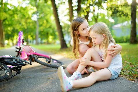 So erziehst du dein Kind zu einem guten Menschen: Mädchen tröstet Schwester