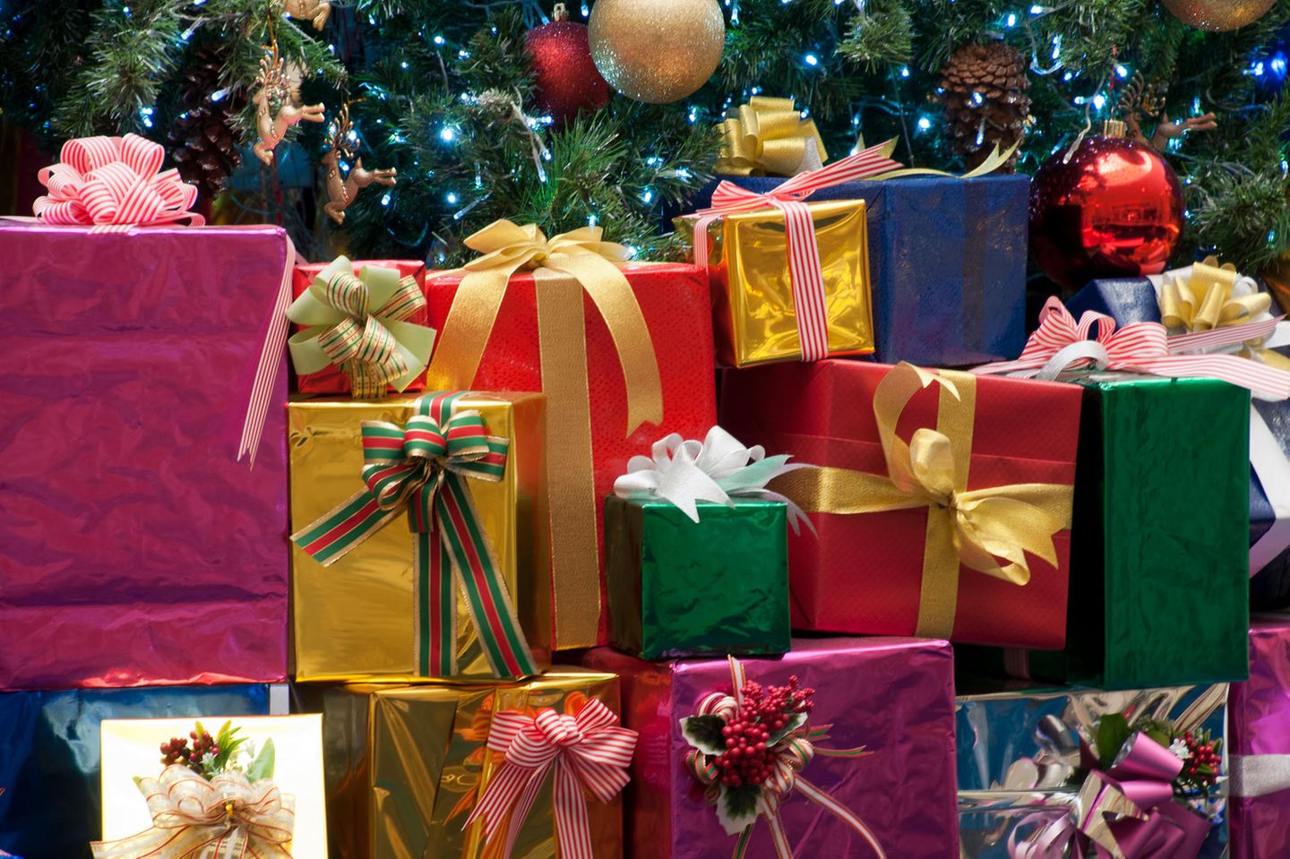 Geschenke-Wahnsinn für Kinder: Immer von allem zu viel! Viele Geschenke unter dem Weihnachtsbaum