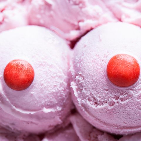 Nippelorgasmus: rosa Eiscreme mit roten Schokolinsen in Brustform