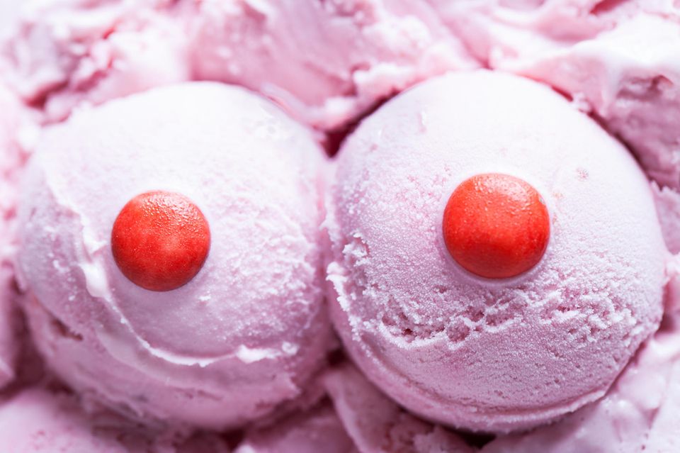 Nippelorgasmus: rosa Eiscreme mit roten Schokolinsen in Brustform