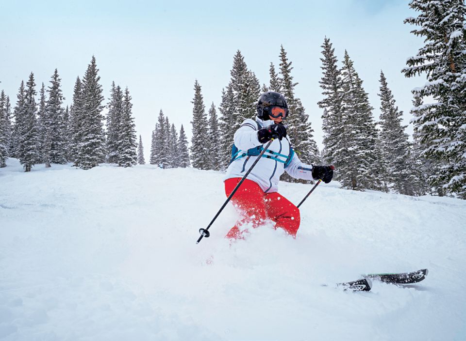 Skifahren Aspen: Skifahrerin fährt Piste runter