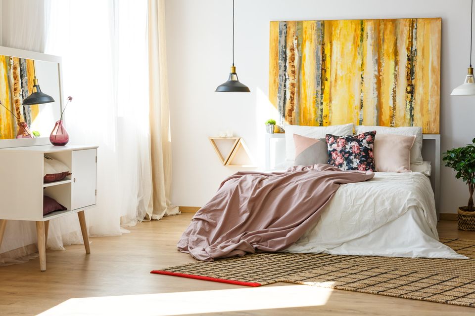 Schlafzimmer gemütlicher machen: Beige Vorhänge und weiße Gardinen