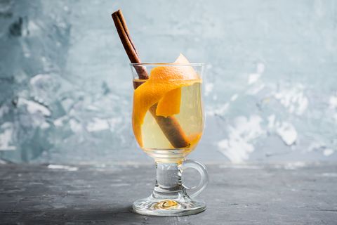 Glüh-Gin: Glüh-Gin im Glas mit Zimt und Orangenschale