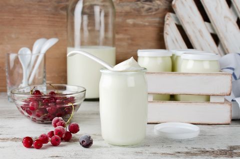 Joghurt selber machen: So gelingt es mit und ohne Maschine: Glas gefüllt mit Joghurt, daneben eine Schale mit Beeren