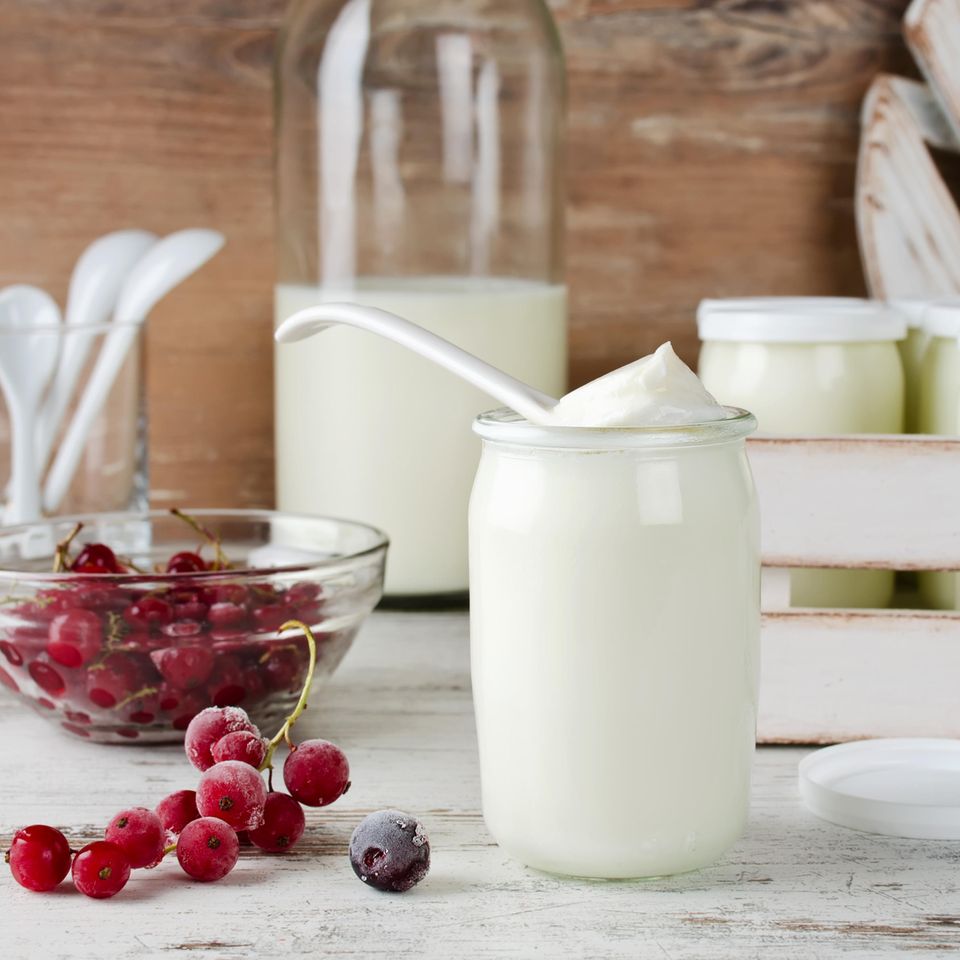 Joghurt selber machen: So gelingt es mit und ohne Maschine: Glas gefüllt mit Joghurt, daneben eine Schale mit Beeren