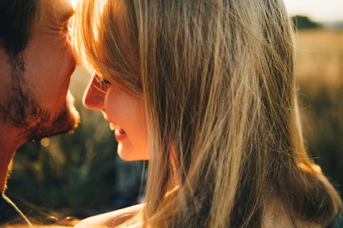 5 Sätze, die nur glückliche Paare sagen: Frau und Mann sprechen lachend