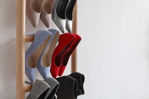 Schuhschrank selber bauen: Schuhe am Schrank aufgehangen