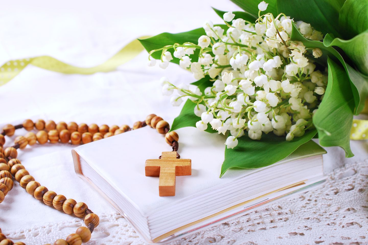 Konfirmation Deko: Blumen und Kreuz als Tischdeko