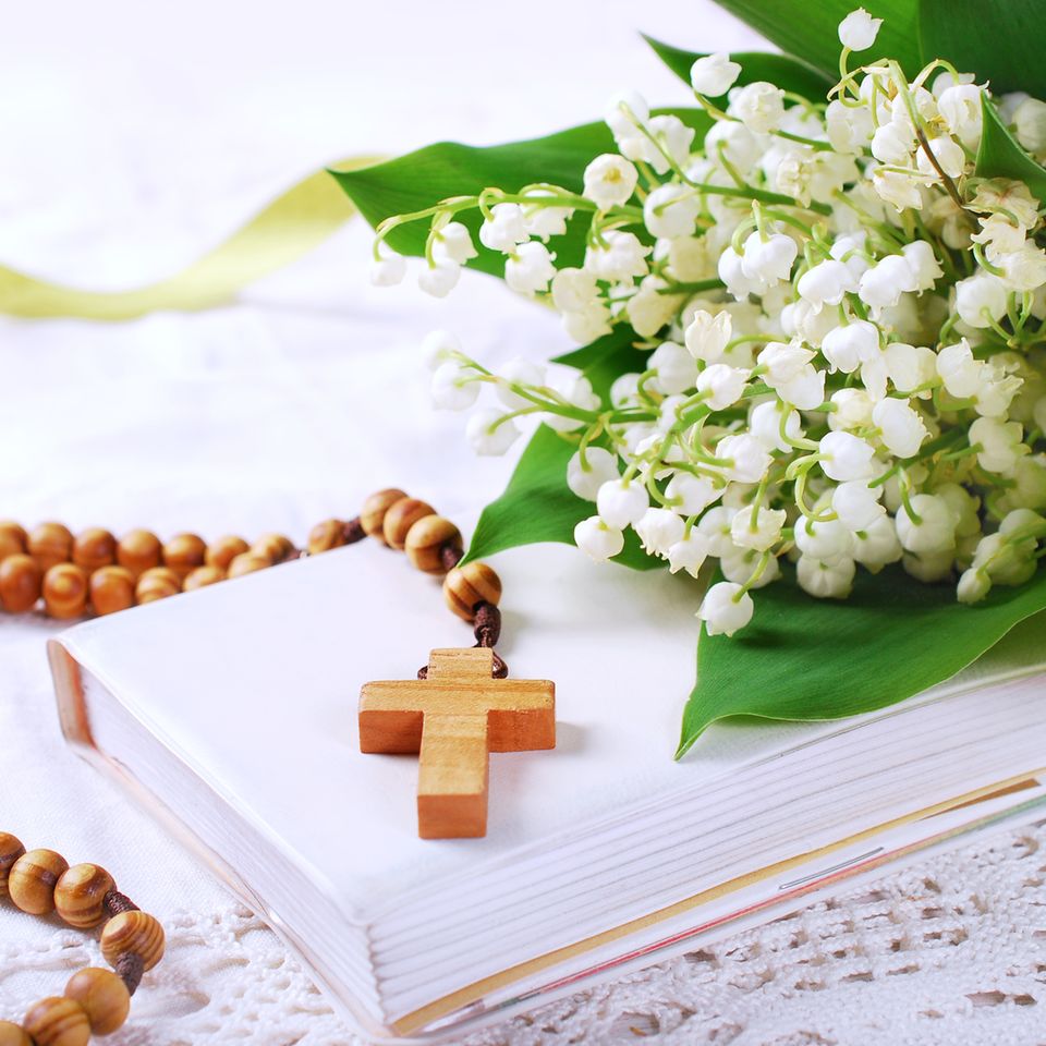 Konfirmation Deko: Blumen und Kreuz als Tischdeko