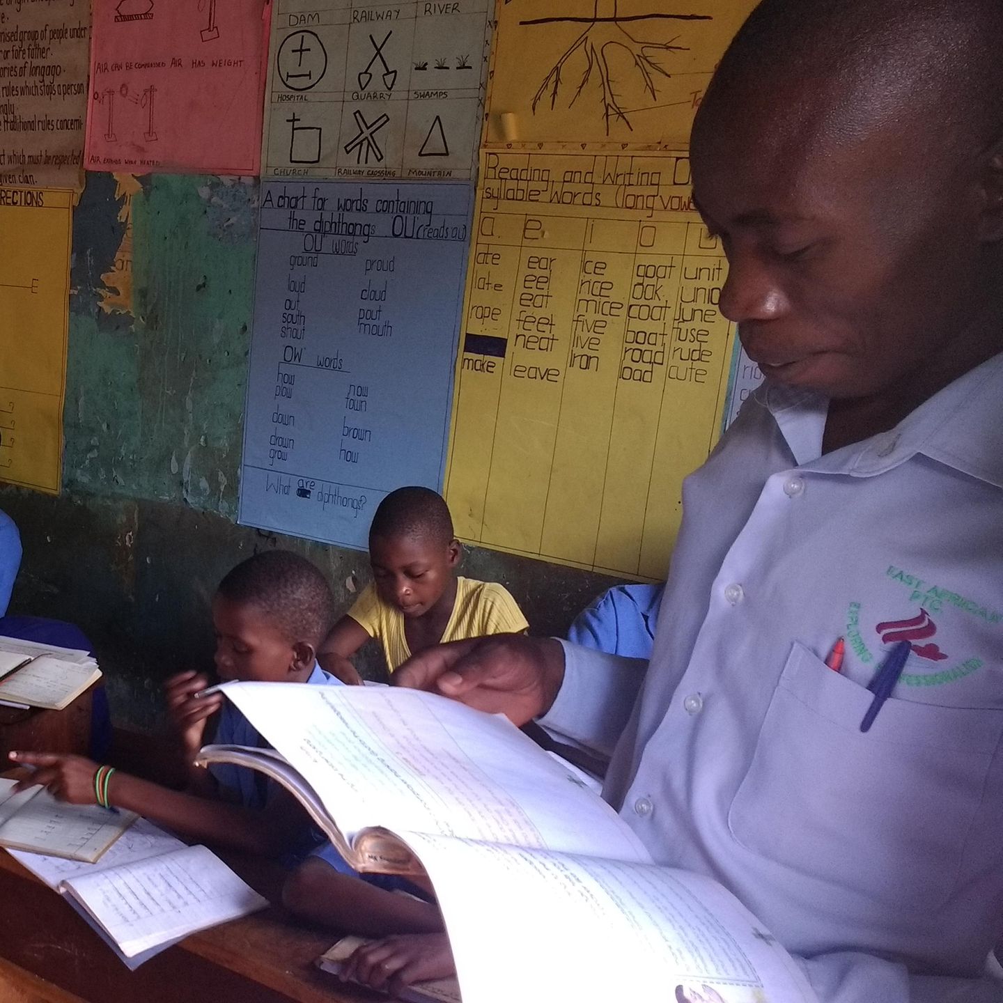 Eine Klassenzimmer in Uganda: Kinder lernen