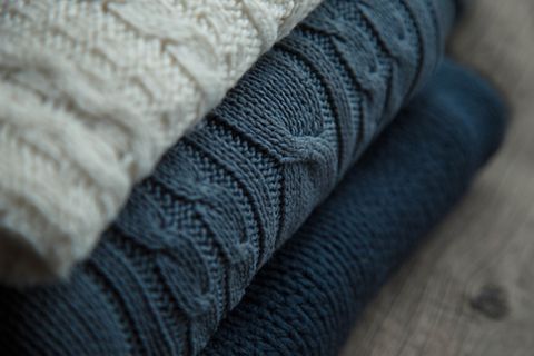 Muster stricken: Pullover mit Muster gestapelt