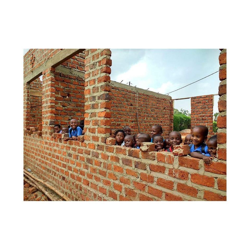 Eine Klassenzimmer in Uganda: Kinder in Baustelle