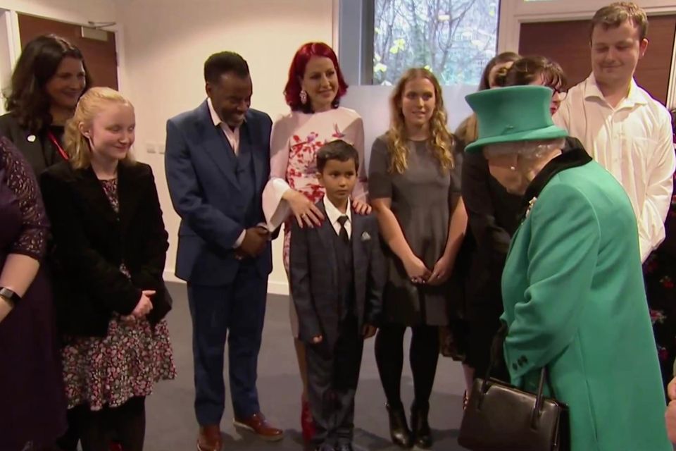 Besuch der Queen überwältigt kleinen Jungen