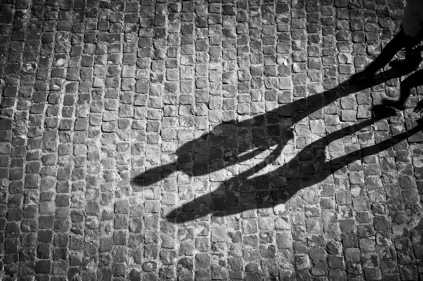 Paar: Schatten auf dem Gehweg