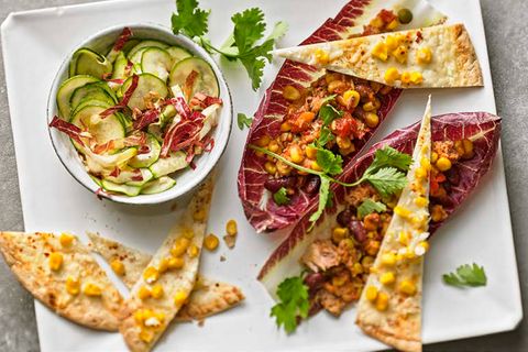 Thunfisch-Salat mit Mais-Tacos
