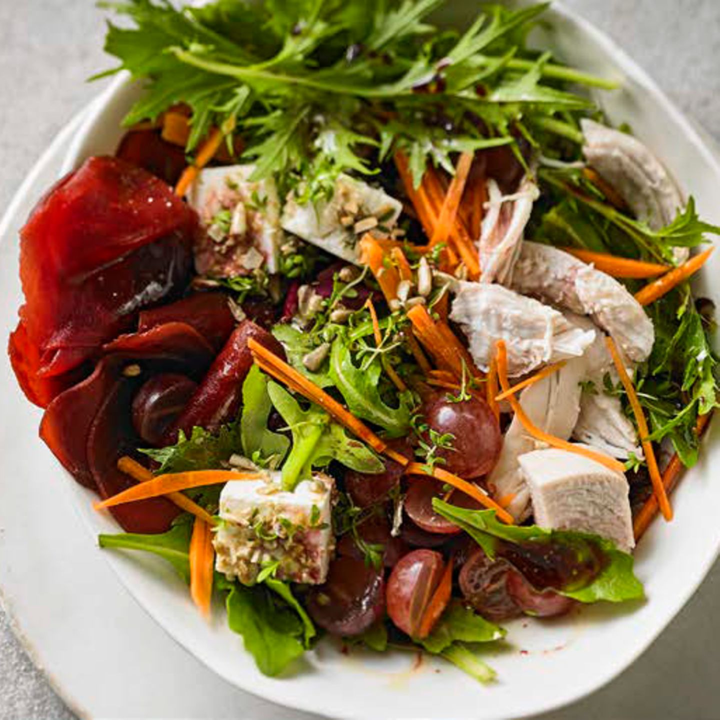 Hähnchen-Salat mit Schafskäse, Weintrauben und Holunderbeeren-Dressing