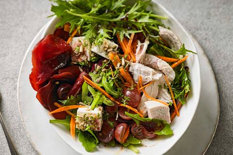 Hähnchen-Salat mit Schafskäse, Weintrauben und Holunderbeeren-Dressing