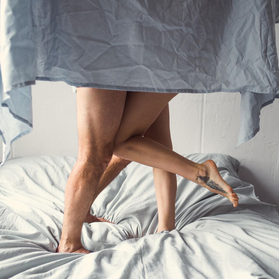 Warum du vor dem Sex nicht duschen solltest: Frau und Mann im Bett