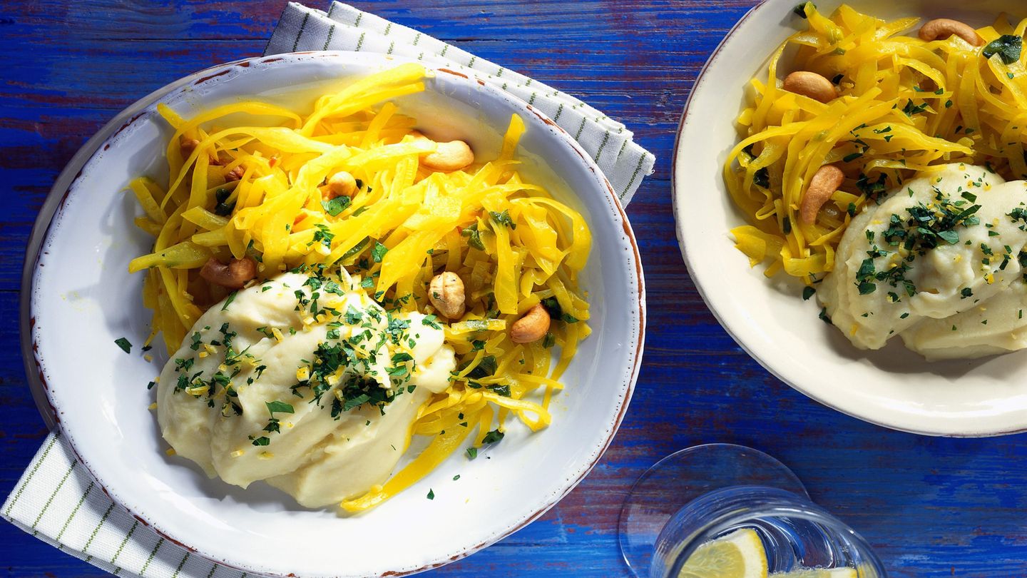 Rosenkohl-Ragout mit Pilzen und gerösteten Walnüssen