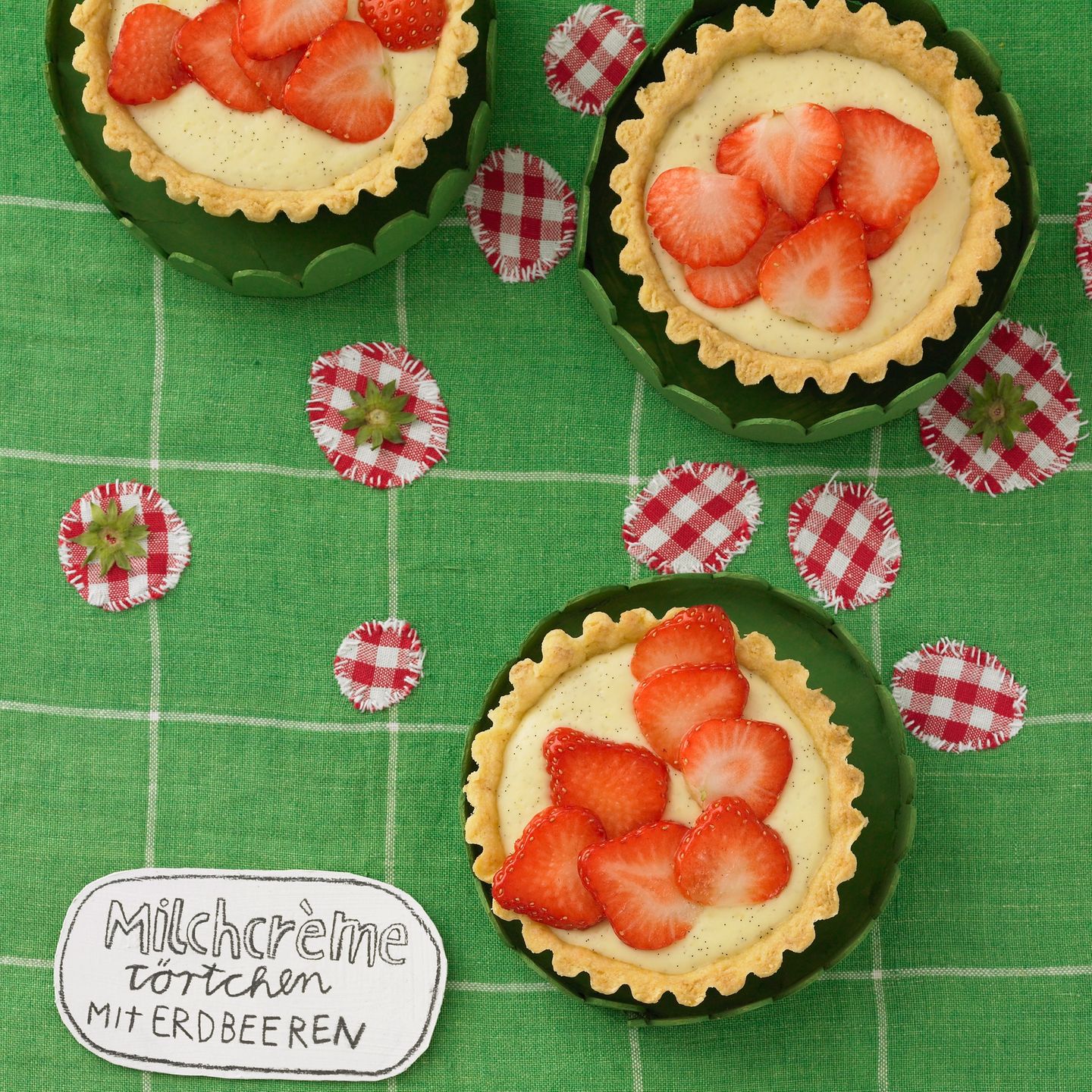 Milchcremetörtchen mit Erdbeeren
