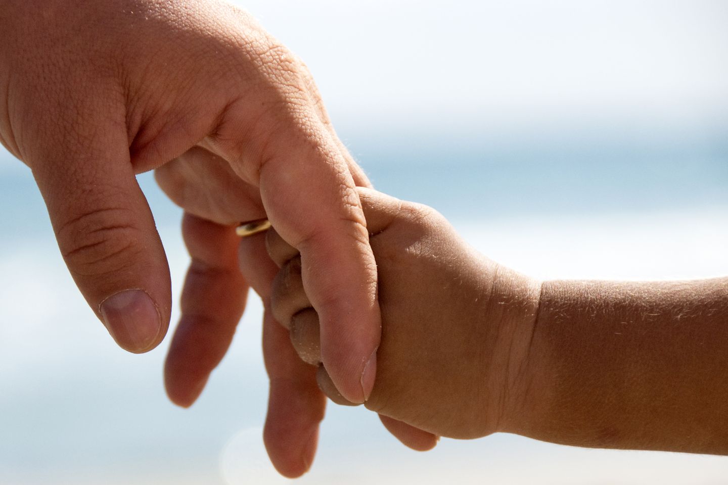 Mutter stirbt an Krebs, 3-Jähriger tröstet Vater: Kleinkindhand hält Vaterhand fest