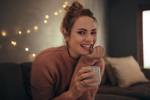 Frau mit Kaffee lächelt