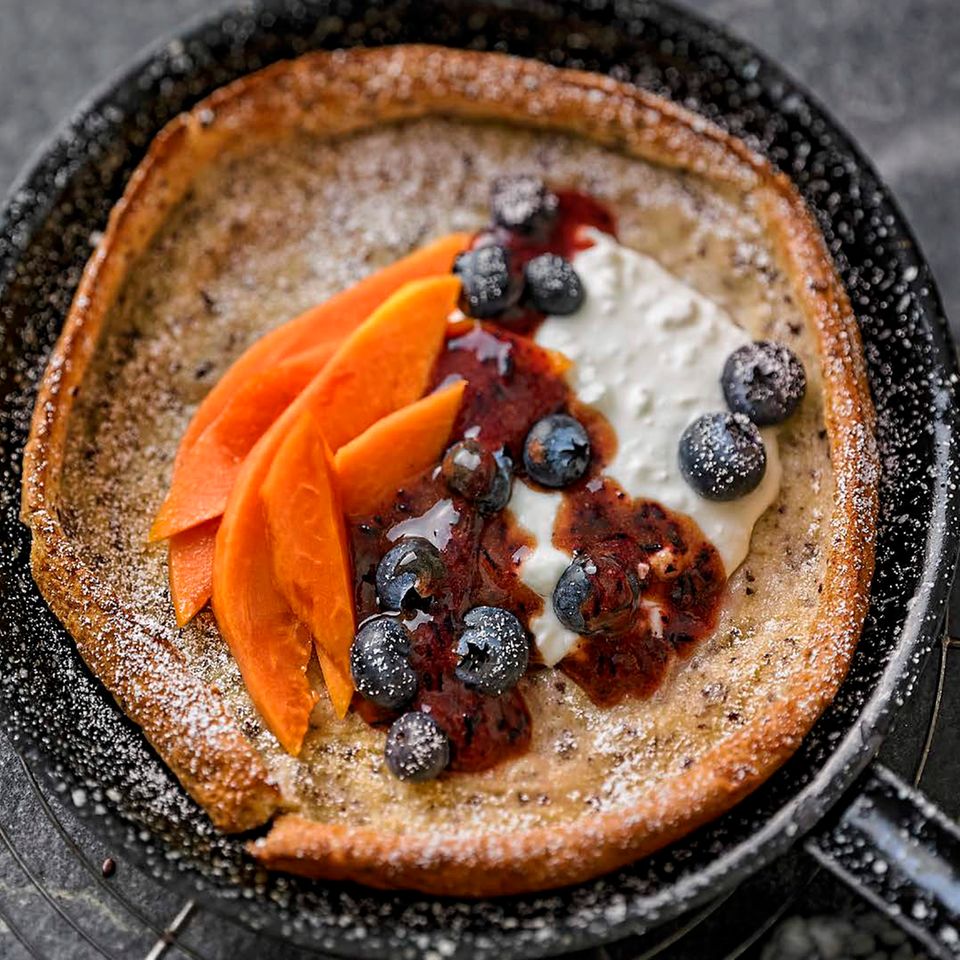 Dutch Baby (Ofenpfannkuchen) mit Heidelbeeren und Papaya