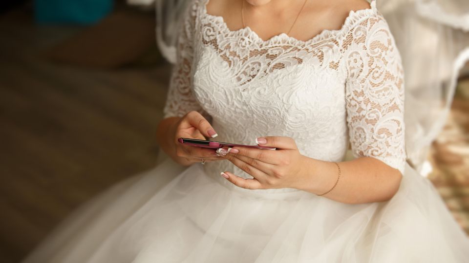 Überraschung beim Jawort: Braut liest pikante SMS vor Überraschung beim Jawort: Braut liest pikante SMS vor
