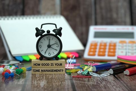 Zeitmanagement-Methoden: Uhr und Büroartikel