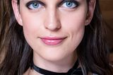 Party-Make-up: Frau mit schwarzem Augen-Make-up