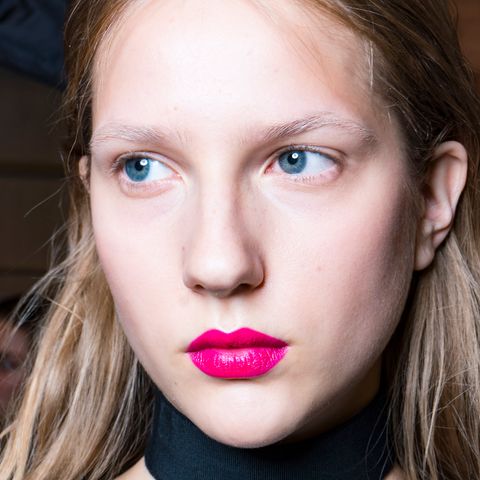 Party-Make-up: Frau mit pinkem Lippenstift