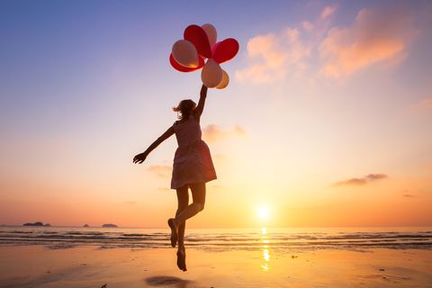 Ellen Langer: Eine Frau mit Luftballons am Meer