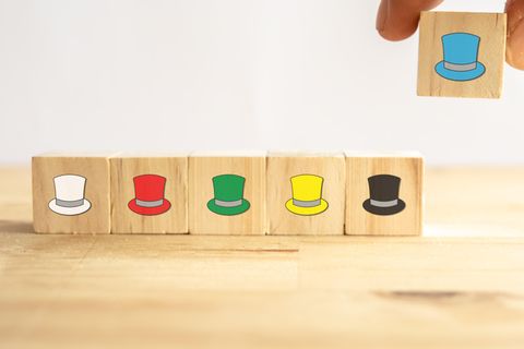 6-Hüte-Methode: 6 Holzkarten mit aufgemalten Hüten