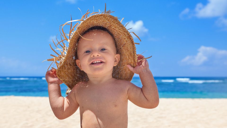 Australische Babynamen: Baby mit Hut