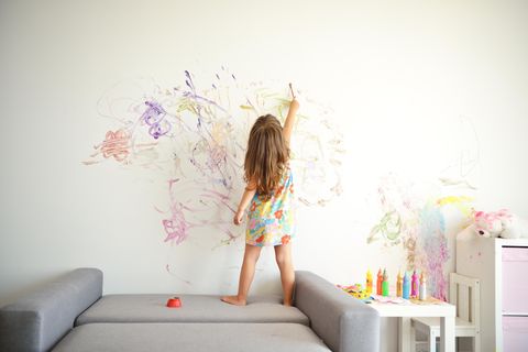 10 Dinge, die du von einem Kleinkind lernen kannst: Kind malt an Wand