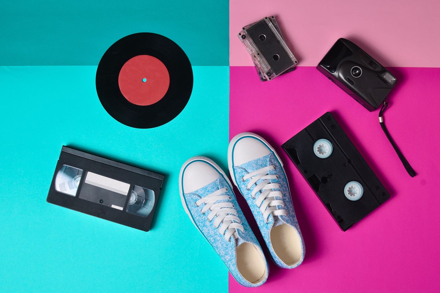 Plateau-Schuhe sind wieder im Trend: Gegenstände aus den 90ern (VHS-Kassetten, Audio-Kassette, Foto-Apparat)