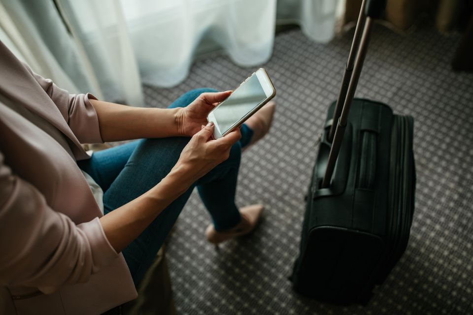 Frauen verraten Trennungsgründe: Frau mit Handy und Koffer