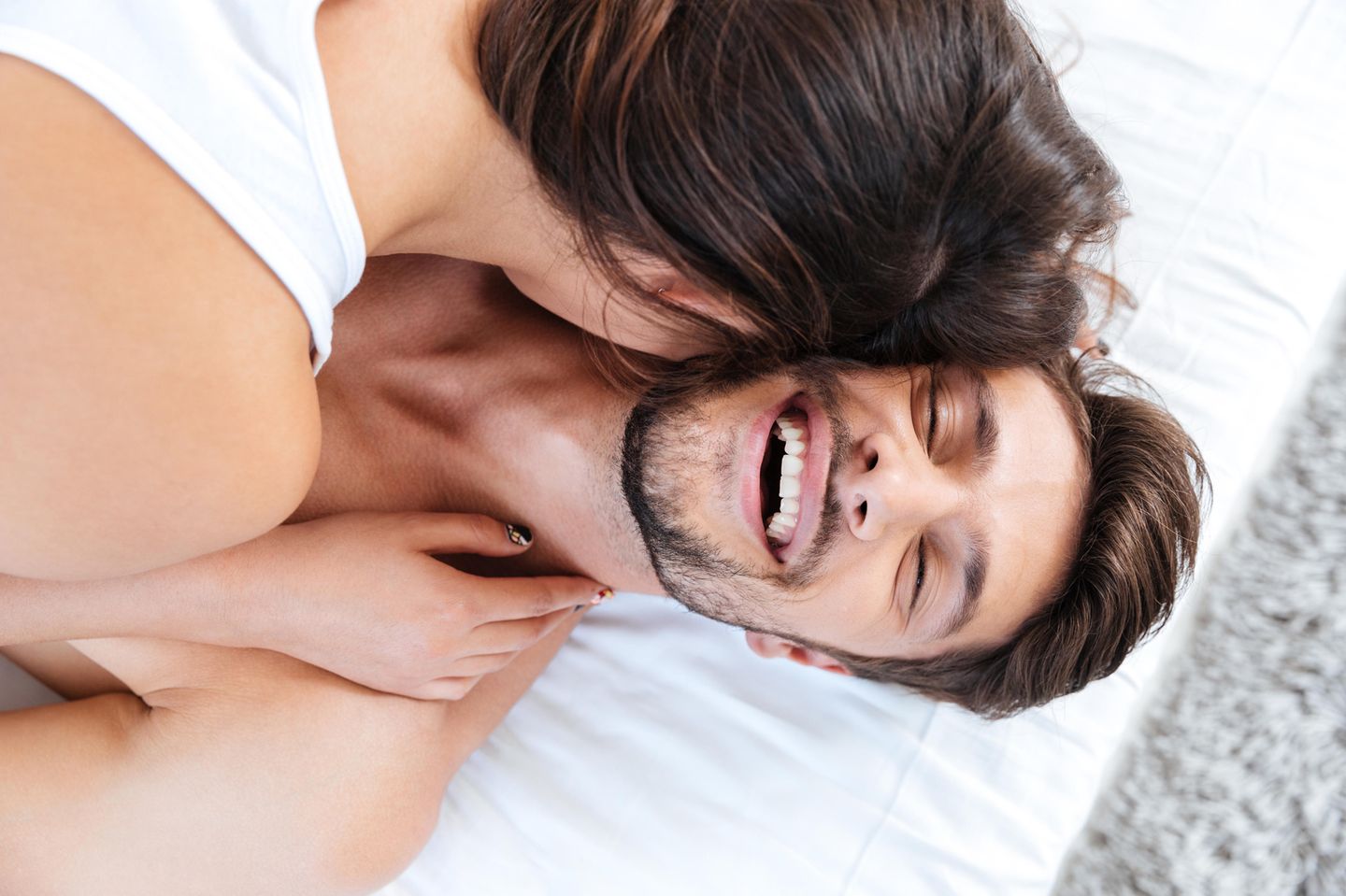 Reddit: Eine Frau flüstert ihrem Partner etwas beim Sex ins Ohr