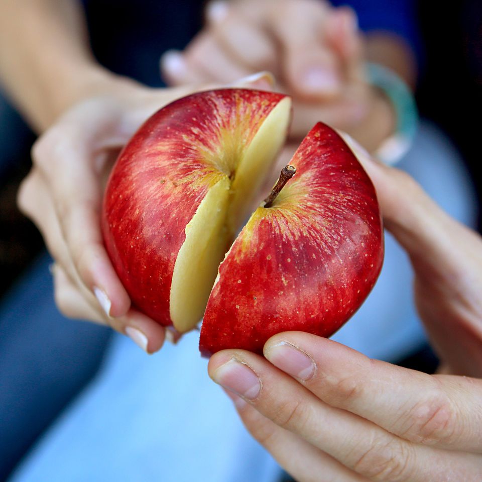 Kleinigkeiten, die glückliche Paare tun, ohne darum zu bitten: Zwei Partner teilen einen Apfel