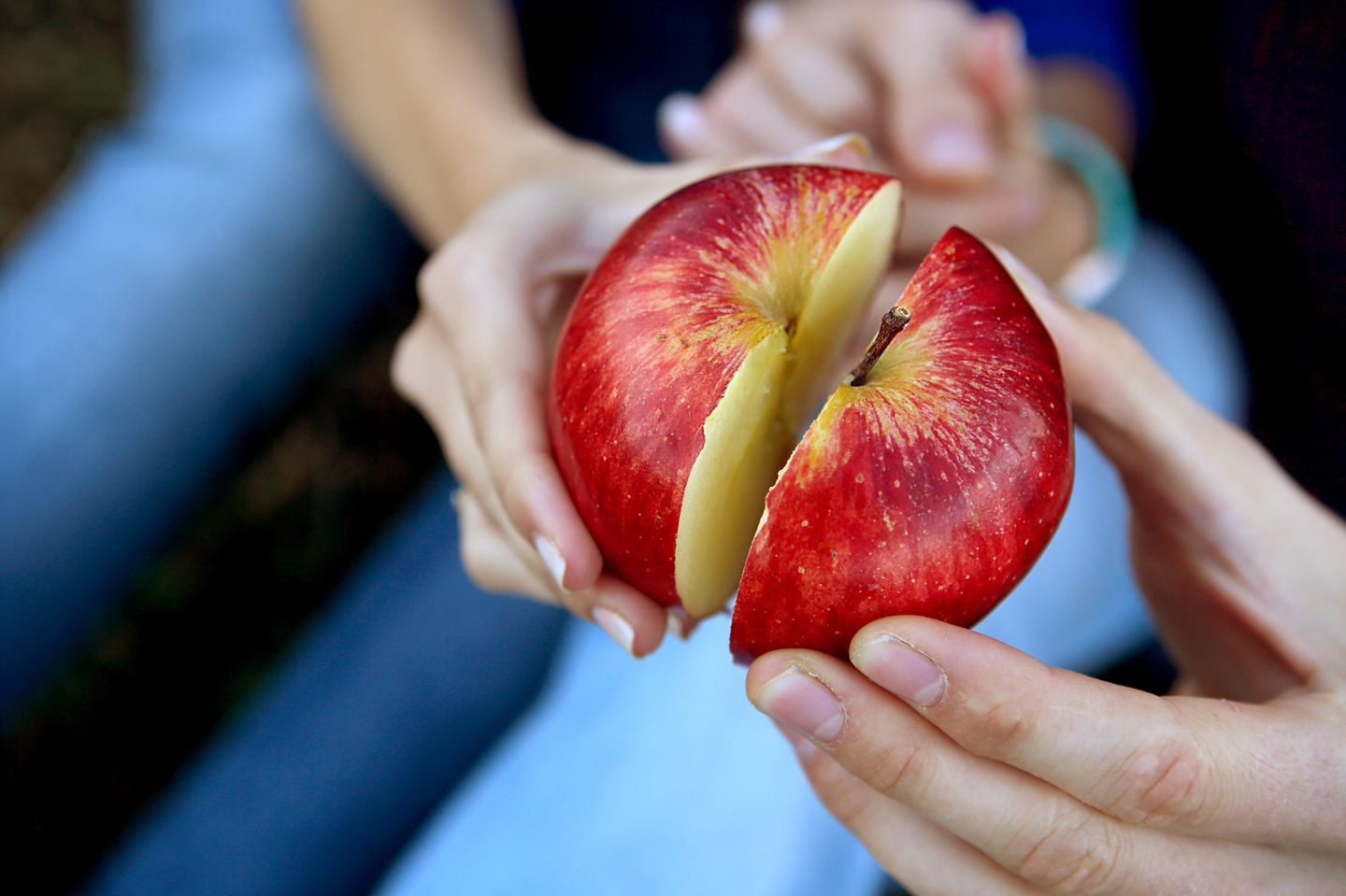Kleinigkeiten, die glückliche Paare tun, ohne darum zu bitten: Zwei Partner teilen einen Apfel