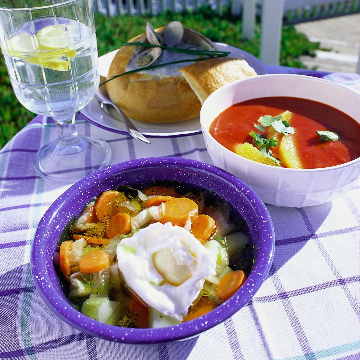 Gemüsesuppe mit pochiertem Ei