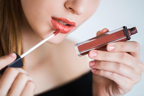 Lippenstift-Trends 2019: Frau mit korallfarbenem Lipgloss