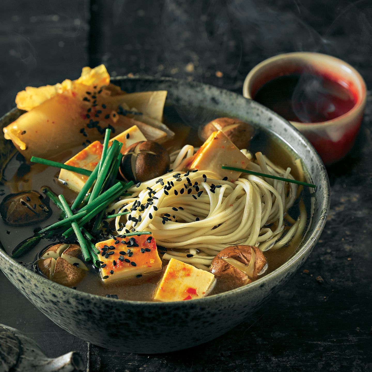 Ramen mit Pilzen, Tofu und Kimchi | BRIGITTE.de