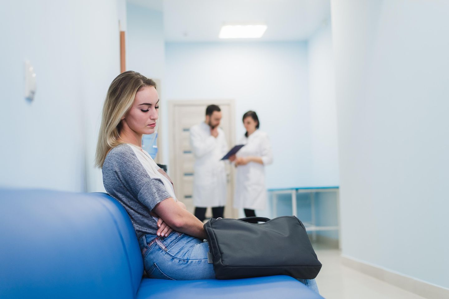 peinliche Krankheiten: Frau sitzt im Wartezimmer beim Arzt