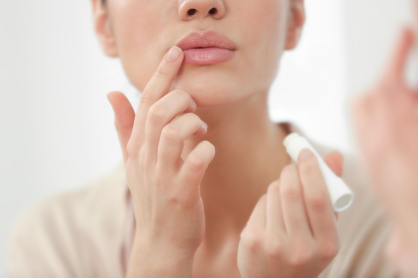 Lippenpflege: Frau trägt Lippenpflegestift auf