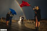 Hochzeitsfotos 2019: Die schönsten Bilder: Brautpaar im Sturm mit Regenbogen
