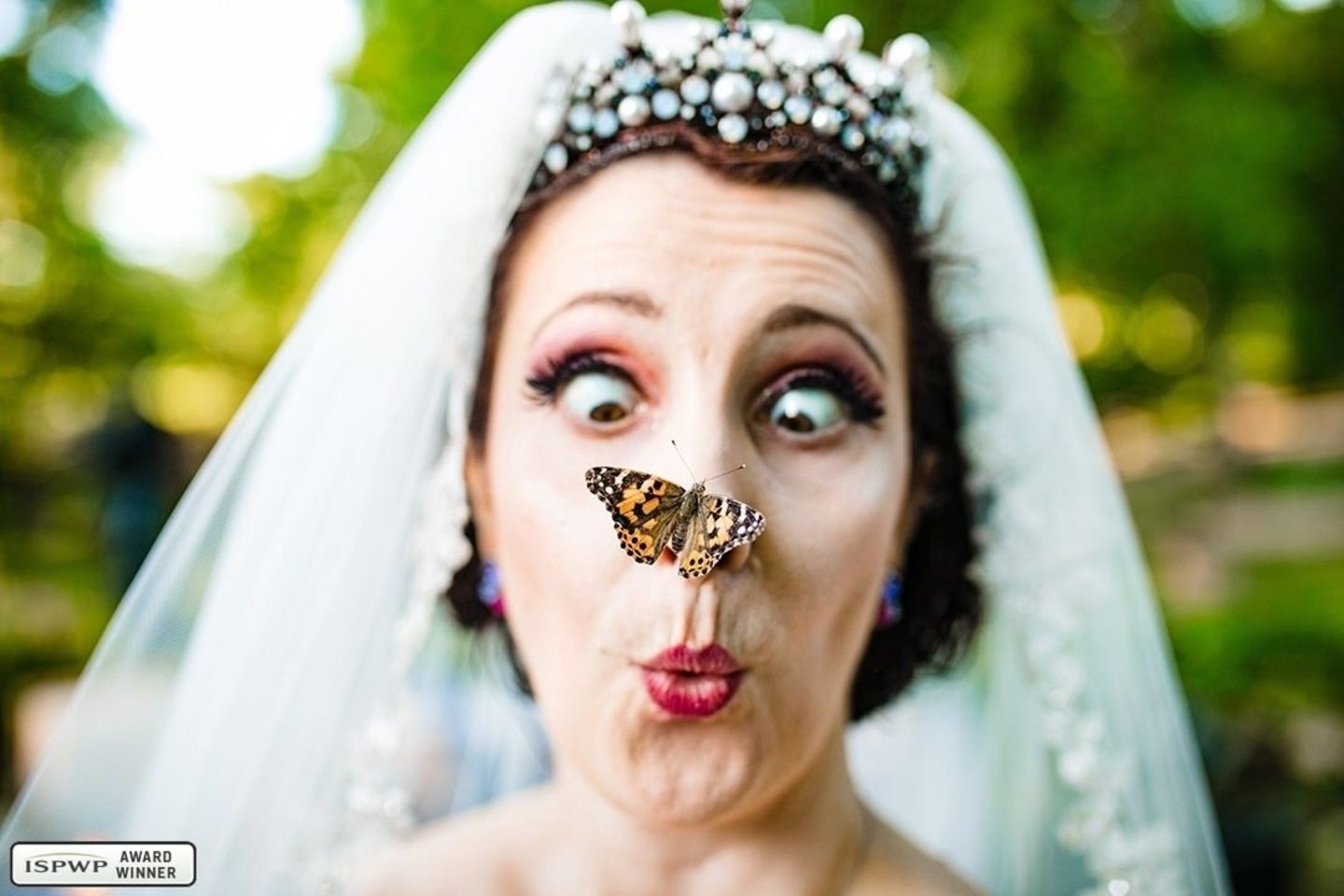 Hochzeitsfotos 2019: Die schönsten Bilder: Braut mit Schmetterling auf der Nase