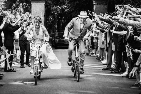 Hochzeitsfotos 2019: Die schönsten Bilder: Braut und Bräutigam auf Fahrrädern