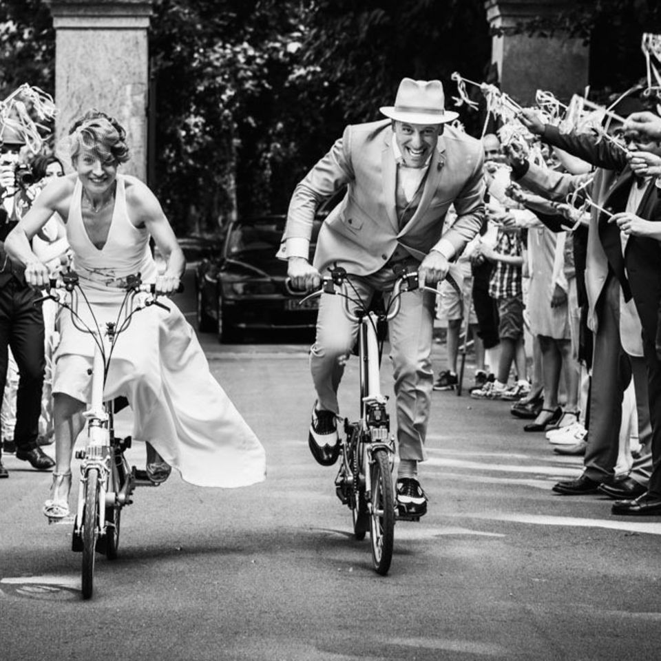 Hochzeitsfotos 2019: Die schönsten Bilder: Braut und Bräutigam auf Fahrrädern